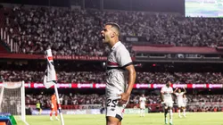 Alisson comemorando gol marcado contra o Palmeiras, diante de mais de 50 mil pessoas. Foto: Abner Dourado/AGIF