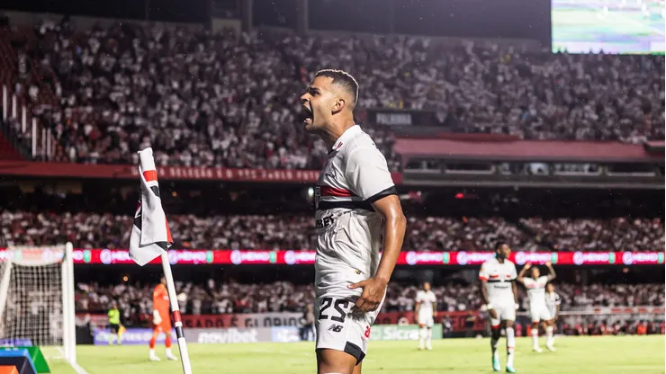 Alisson comemorando gol marcado contra o Palmeiras, diante de mais de 50 mil pessoas. Foto: Abner Dourado/AGIF