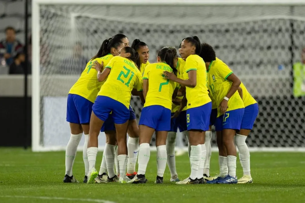 Jogadoras da Seleção Brasileira Feminina em jogo. Divulgação/Leandro Lopes/CBF.