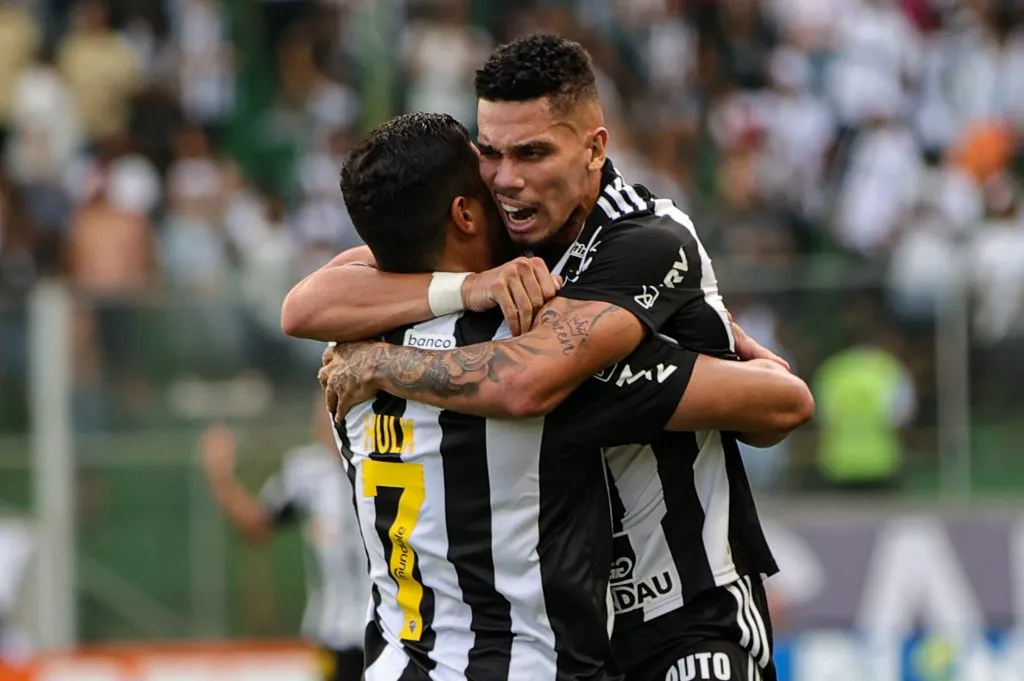 Hulk e Paulinho em jogo do Atlético-MG. Gilson Junio/AGIF.