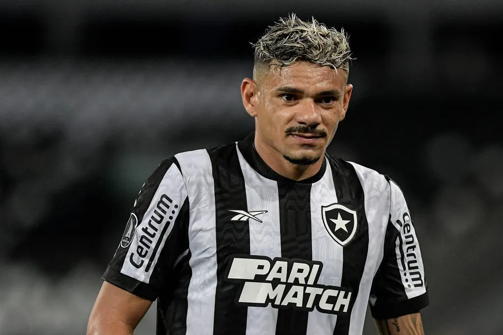 Tiquinho Soares em jogo pelo Botafogo. Thiago Ribeiro/AGIF.