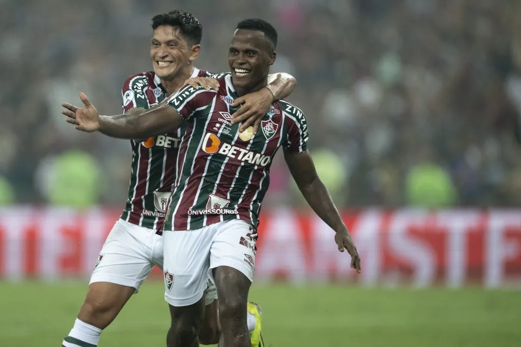 Jhon Arias e Germán Cano comemorando gol pelo Fluminense. Jorge Rodrigues/AGIF.
