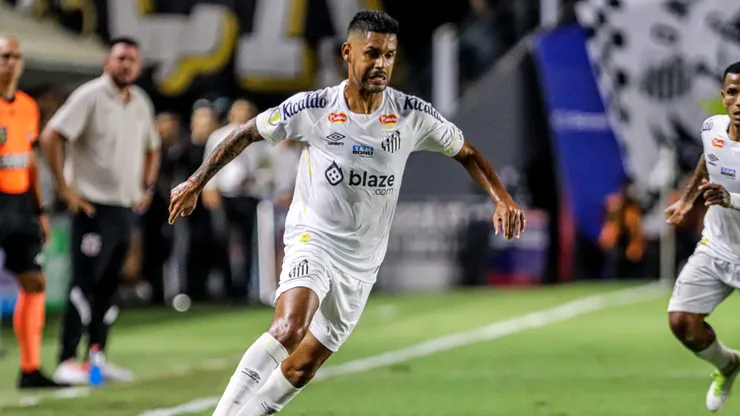 Aderlan em campo com a camisa do Santos. Jogador sofreu uma lesão muscular