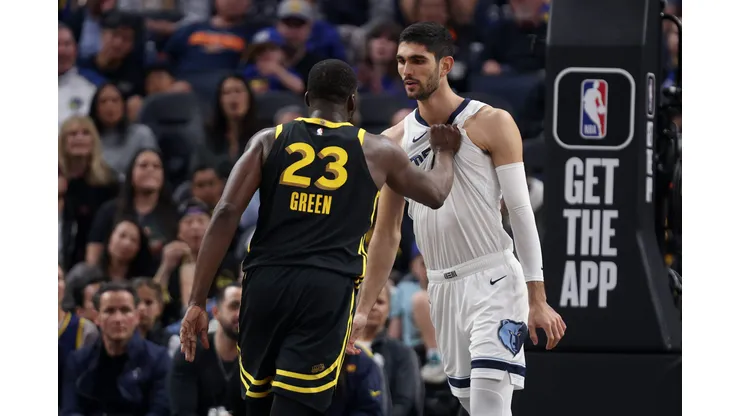 Draymond Green e Santi Aldama em quadra na partida entre Warriors e Grizzlies, em San Francisco (Foto: Ezra Shaw/Getty Images)