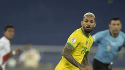 Douglas Luiz atuando com a camisa da Seleção. O meio-campista é cria das categorias de base do Vasco.