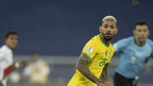 Douglas Luiz atuando com a camisa da Seleção. O meio-campista é cria das categorias de base do Vasco.