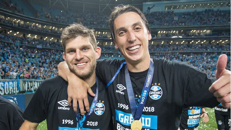 Geromel e Kannemann comemorando a conquista da Recopa, em 2018. Foto: Lucas Uebel/Grêmio FBPA