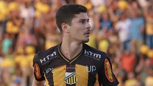 Meia fala sobre duelo contra seu próximo Clube