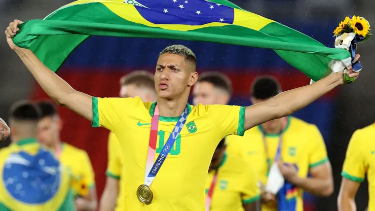 Richarlison com a medalha de ouro nas Olimpíadas de Tóquio: Brasil não irá à Paris defender o título (Foto: Alexander Hassenstein/Getty Images)