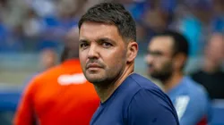 Nicolás Larcamón, técnico do Cruzeiro, deve ser o responsável por mesclar o time no intervalo de partidas entre o Mineiro e a Sul-Americana. Foto: Fernando Moreno/AGIF