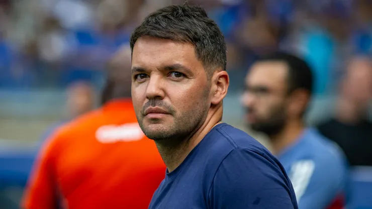 Nicolás Larcamón, técnico do Cruzeiro, deve ser o responsável por mesclar o time no intervalo de partidas entre o Mineiro e a Sul-Americana. Foto: Fernando Moreno/AGIF