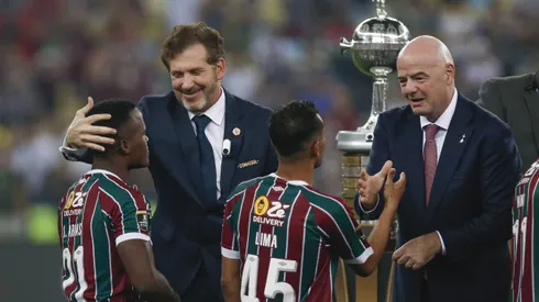 Presidente da Conmebol, Alejandro Domínguez, e o da Fifa, Gianni Infantino, na enrega da premiação da Liberatdores 2023 no Maracanã. Foto: Ricardo Moreira/Getty Images
