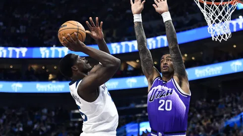 O Minnesota Timberwolves visitou o Utah Jazz e venceu, com lance memorável protagonizado por Anthony Edwards em cima de John Collins (Foto: Alex Goodlett/Getty Images)