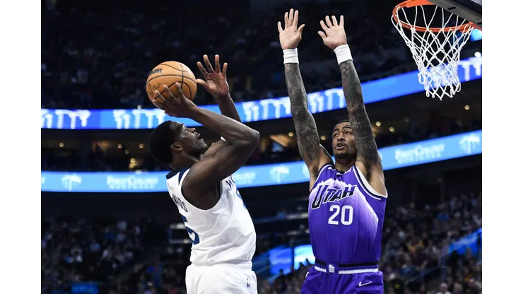 O Minnesota Timberwolves visitou o Utah Jazz e venceu, com lance memorável protagonizado por Anthony Edwards em cima de John Collins (Foto: Alex Goodlett/Getty Images)