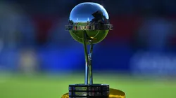Taça da CONMEBOL Sul-Americana sendo exposta - Foto: Marcelo Endelli/Getty Images