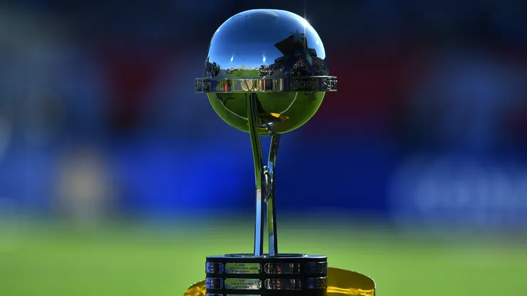 Taça da CONMEBOL Sul-Americana sendo exposta - Foto: Marcelo Endelli/Getty Images
