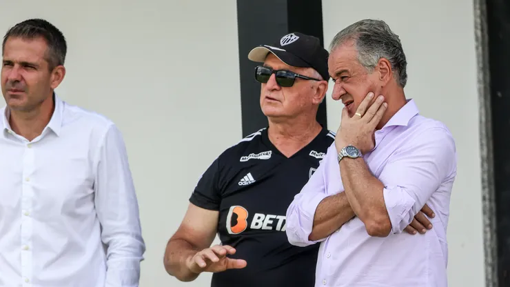 Felipão, técnico do Atlético, acompanha treino do elenco ao lado de dirigentes do clube - Foto: Pedro Souza/CAM