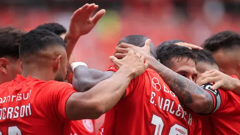Jogadores do Inter se cumprimentam em jogo contra o São Luiz, pelo Campeonato Gaúcho. Foto: Giancarlo Santorum/AGIF