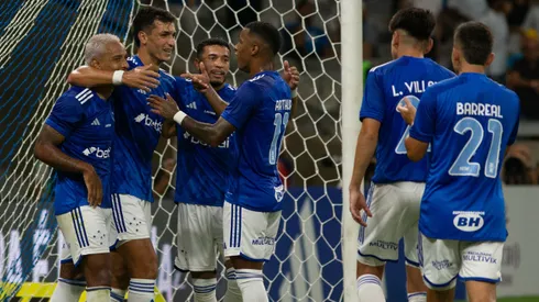 Jogadores do Cruzeiro comemoram gol durante partida contra a Tombense, pela semifinal do Campeonato Mineiro. Foto: Fernando Moreno/AGIF