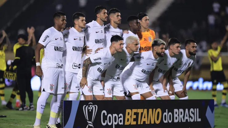 Elenco do Corinthians em jogo da segunda fase da Copa do Brasil, contra o São Bernardo. Foto: Ettore Chiereguini/AGIF