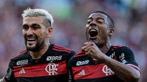 Arrascaeta e De La Cruz comemoram no Mengão. Alegria Rubro-Negra atazana rivais - Foto: Thiago Ribeiro/AGIF