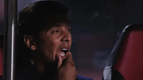 Thiago Carpini no banco de reservas do São Paulo, preocupado, durante partida contra o Novorizontino no Campoenato Paulista. Foto: Ettore Chiereguini/AGIF