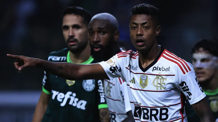 Bruno Henrique, Gerson e Luan, em confroto entre Palmeiras x Flamengo no Campeonato Brasileiro de 2023. Foto: Ettore Chiereguini/AGIF