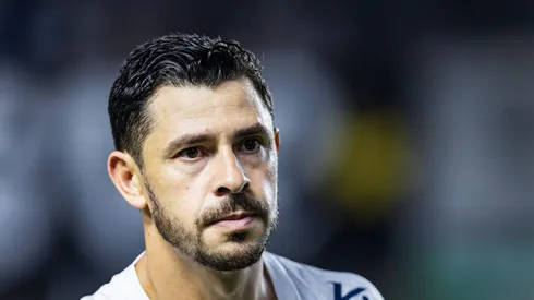 Giuliano durante execucao do hino nacional antes da partida contra o Portuguesa no estadio Vila Belmiro pelo campeonato Paulista 2024.