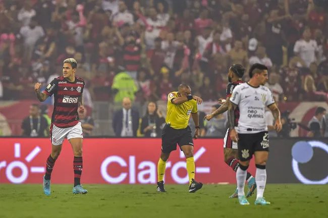 Pedro comemorando gol sobre o Corinthians, na decisão da Copa do Brasil de 2022, em que o Flamengo saiu campeão. Foto: Thiago Ribeiro/AGIF