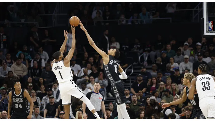 Victor Wembanyama foi mais uma vez protagonista dos Spurs pela NBA em partida contra os Nets, no Texas (Foto: Ronald Cortes/Getty Images)