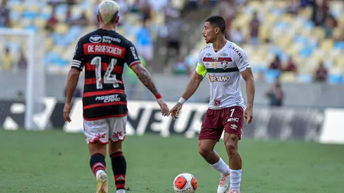 André, volante do Fluminense, enfrentando Giorgian De Arrascaeta, do Flamengo, em jogo do Campeonato Carioca. Foto: Thiago Ribeiro/AGIF