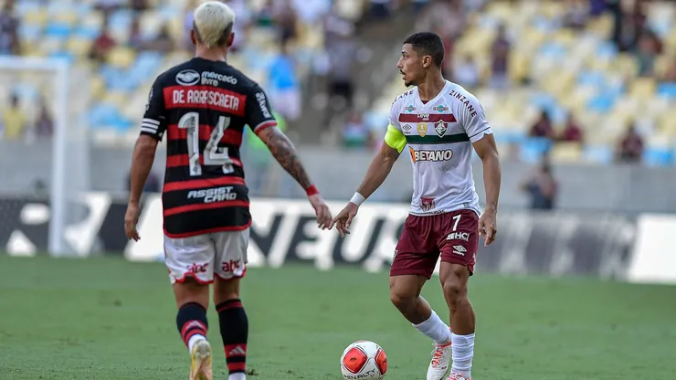 André, volante do Fluminense, enfrentando Giorgian De Arrascaeta, do Flamengo, em jogo do Campeonato Carioca. Foto: Thiago Ribeiro/AGIF