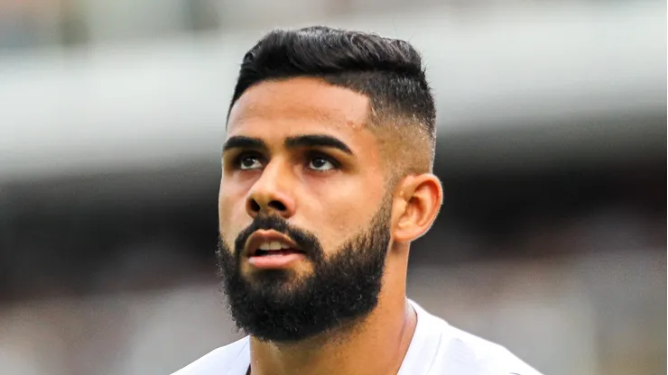 Felipe Jonatan durante partida contra o Novorizontino no estadio Vila Belmiro pelo campeonato Paulista 2024.