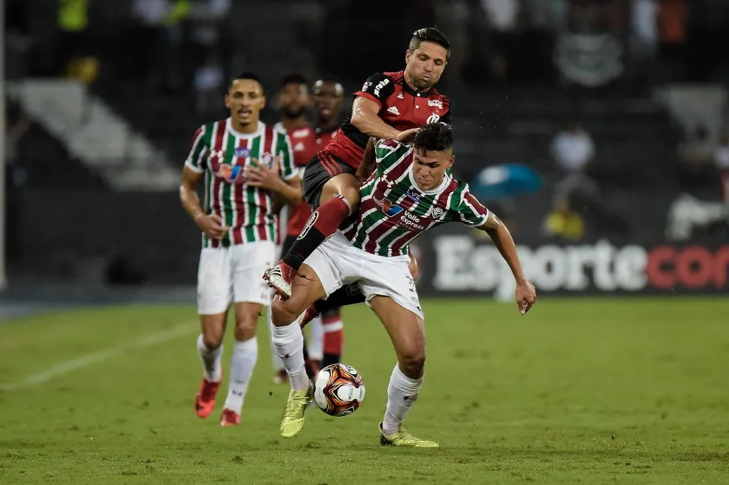 Diego e Pedro no clássico de 2018. Thiago Ribeiro/AGIF.