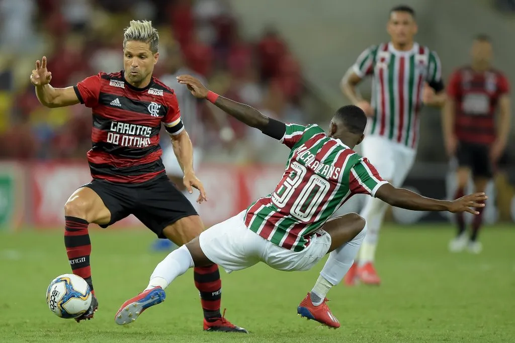 Diego e Calazans no clássico Fla-Flu de 2019. Thiago Ribeiro/AGIF.