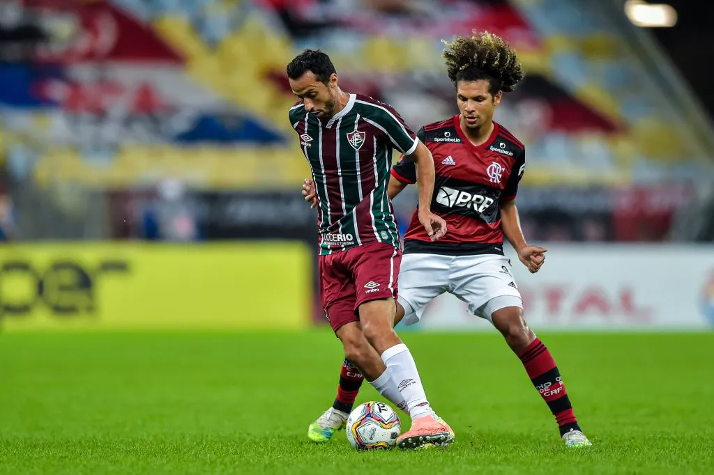 Nenê e Willian Arão no clássico Fla-Flu. Thiago Ribeiro/AGIF.