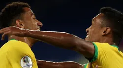 Alex Sandro e Danilo defendendo a Seleção. Lateral 'respondeu' sobre voltar ao futebol brasileiro e jogar no Corinthians