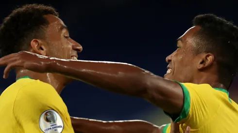 Alex Sandro e Danilo defendendo a Seleção. Lateral 'respondeu' sobre voltar ao futebol brasileiro e jogar no Corinthians