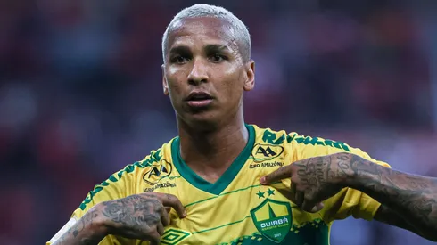 Deyverson em partida do Cuiabá contra o Internacional, no Beira-Rio, válida pelo Campeonato Brasileiro de 2023, no dia 29/07.