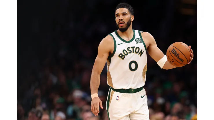 Em casa, o Boston Celtics venceu o Phoenix Suns e confirmou vaga nos play-offs com antecedência (Foto: Maddie Meyer/Getty Images)