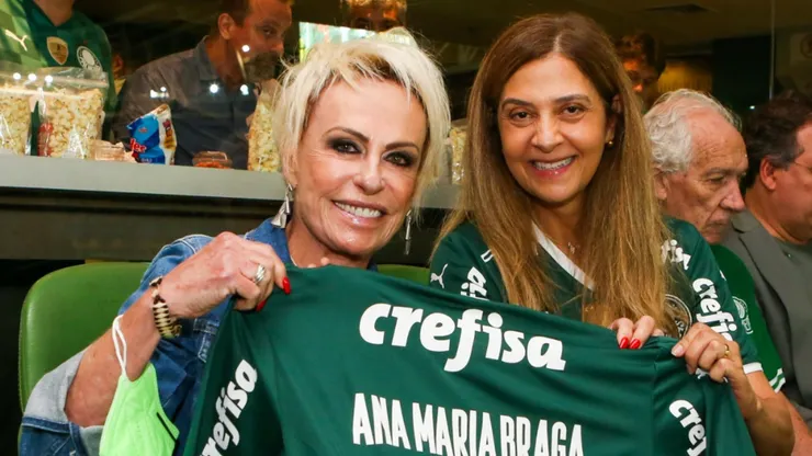 Leila Pereira, presidente do Palmeiras, presenteia Ana Maria Braga com camisa - Foto: Divulgação/SEP