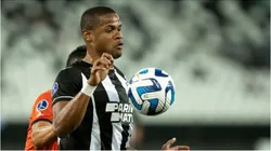 Júnior Santos em jogo pelo Botafogo - Foto: Jorge Rodrigues/AGIF