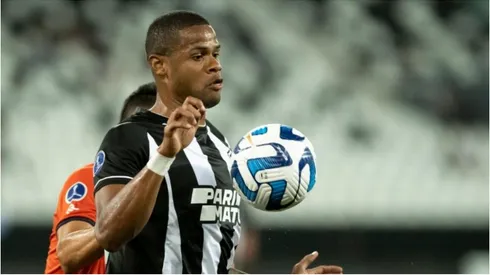 Júnior Santos em jogo pelo Botafogo - Foto: Jorge Rodrigues/AGIF