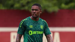 Douglas Costa se lesionou no Clássico contra o Botafogo e virou problema nas Laranjeiras