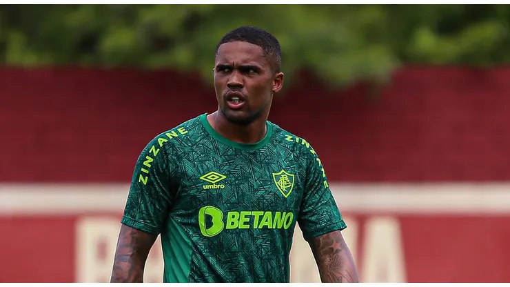 Douglas Costa se lesionou no Clássico contra o Botafogo e virou problema nas Laranjeiras