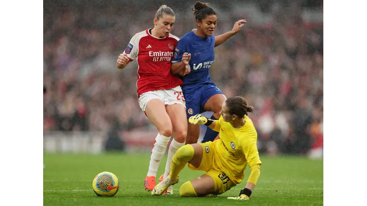 Alessia Russo, do Arsenal, em campo contra o Chelsea. Primeiro jogo entre rivais londrinas na temporada foi uma goleada (Foto: Warren Little/Getty Images)