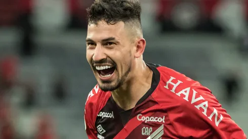 Pedro Henrique pelo Athletico/PR, comemorando gol na Arena da Baixada, contra o Ceará, no Campeonato Brasileiro de 2021, no dia 10/11.