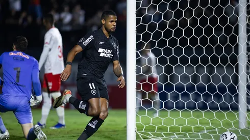 Júnior Santos comemorando o gol feito contra o Bragantino, no Estádio Nabizão. Foto: Fabio Moreira Pinto/AGIF