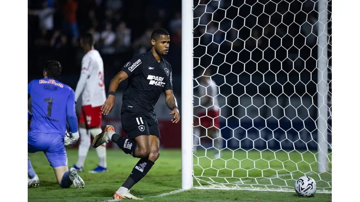 Júnior Santos comemorando o gol feito contra o Bragantino, no Estádio Nabizão. Foto: Fabio Moreira Pinto/AGIF