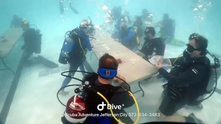 Poker embaixo d'água faz sucesso no Missouri (foto: Scuba Adventure Jefferson City)